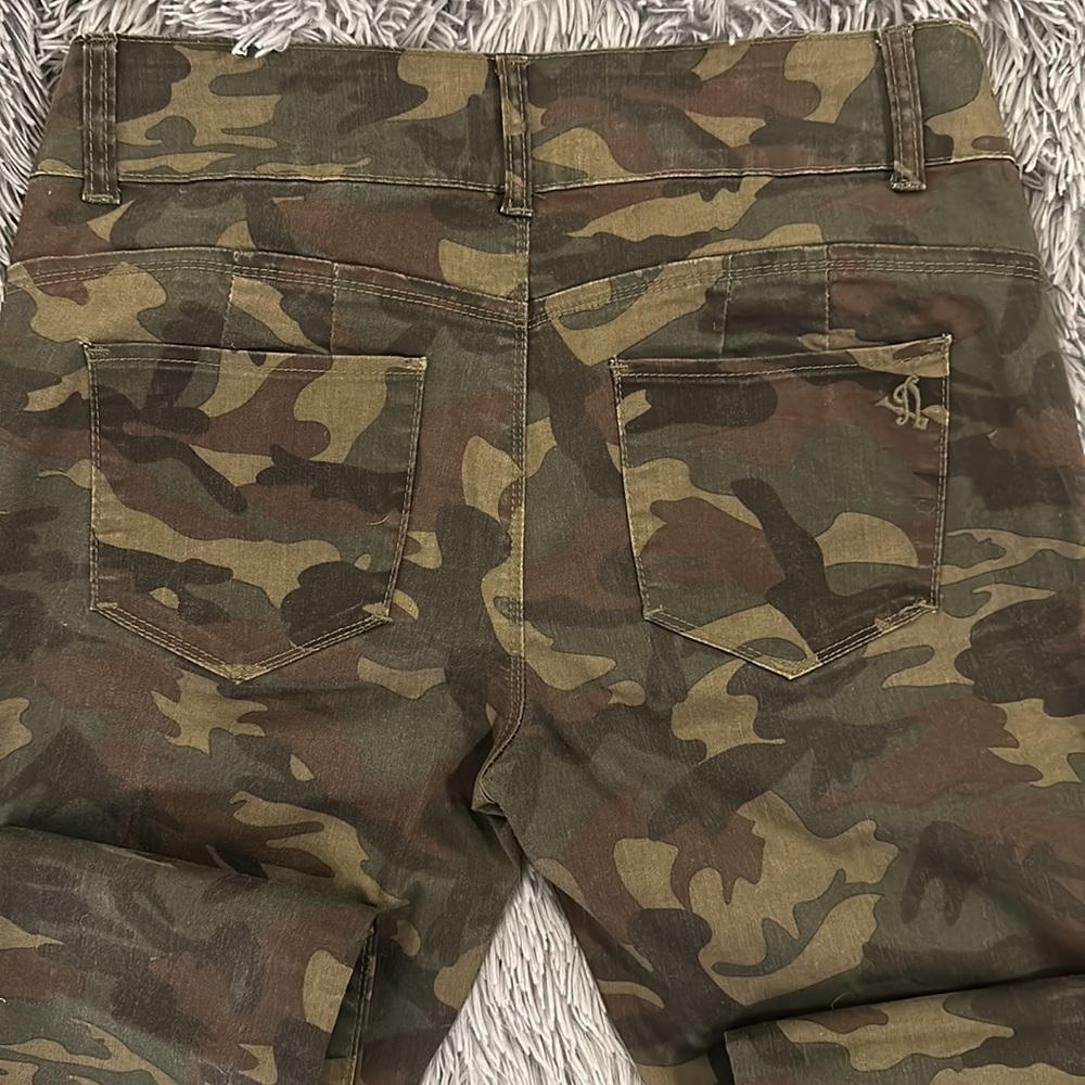 Women’s camo VIP Jeans. Size 15/16. - Picture 5 of 6